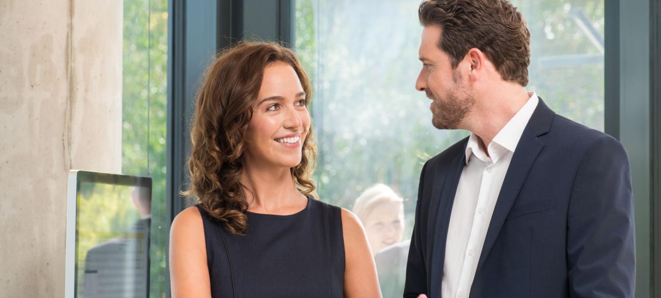 Mann und Frau im Büro Mann und Frau im Büro