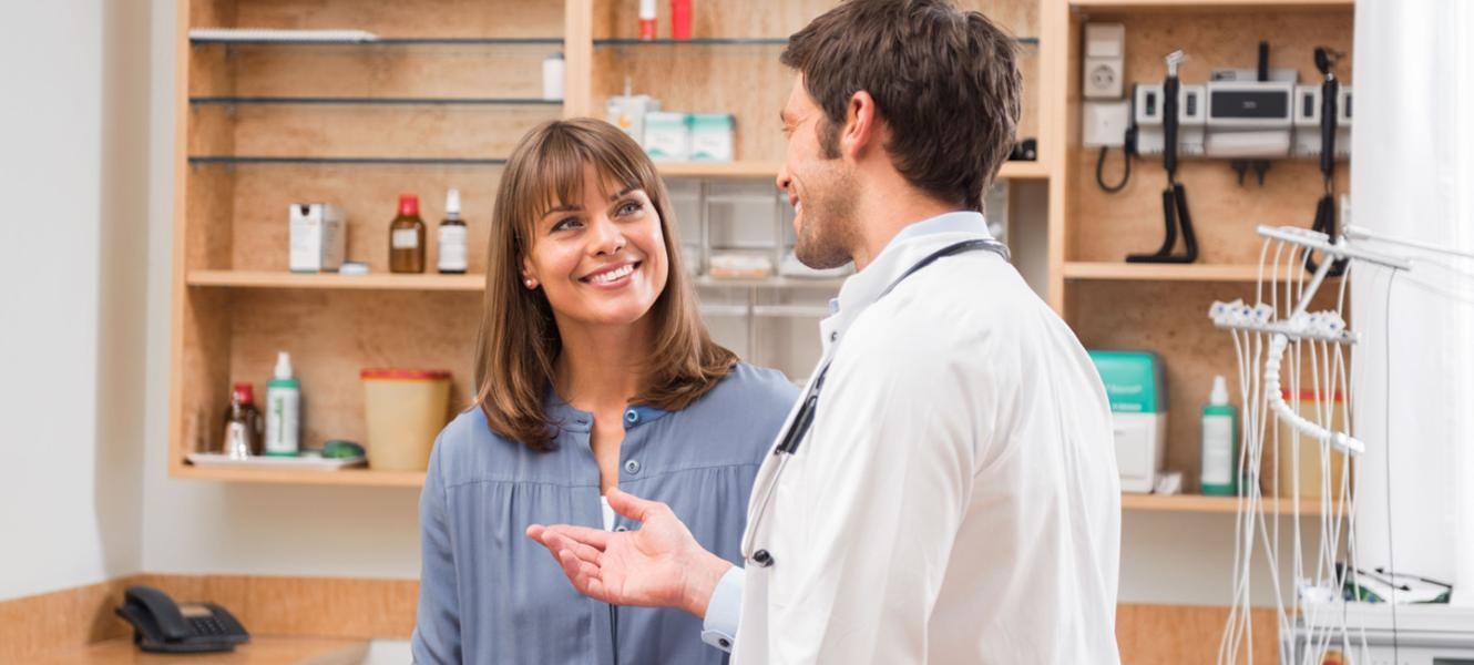 Arzt berät Patientin Arzt berät Patientin